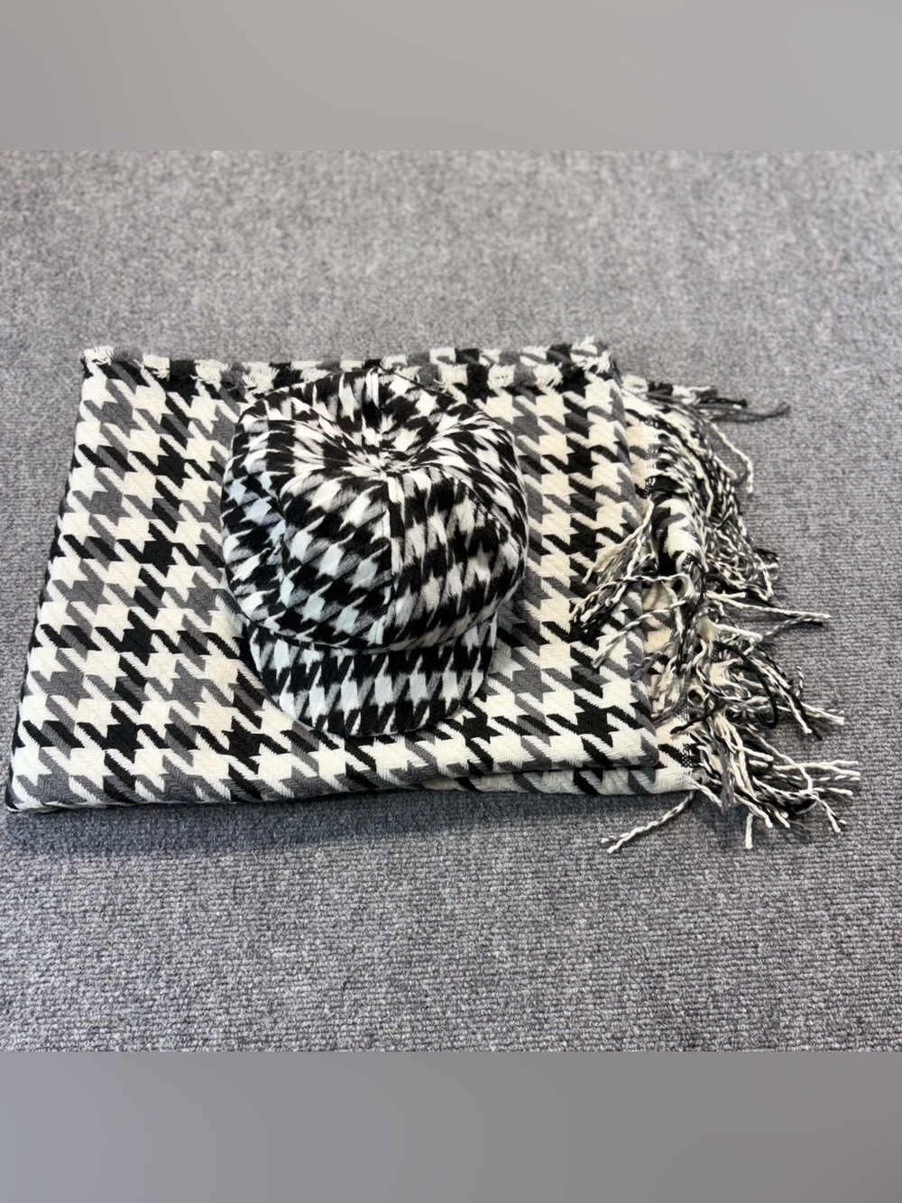 Unbranded Oversized Blanket Scarf/ Hat Same Graphic Houndstooth Motif
Throughout